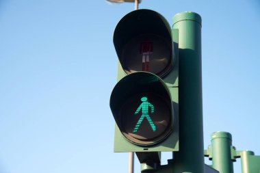 Yaya trafik lambası yeşil ışık gösterir