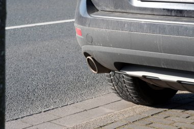 Egzoz borusu bir araba