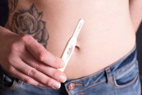 Kvinna Och Ett Graviditetstest — Stockfoto