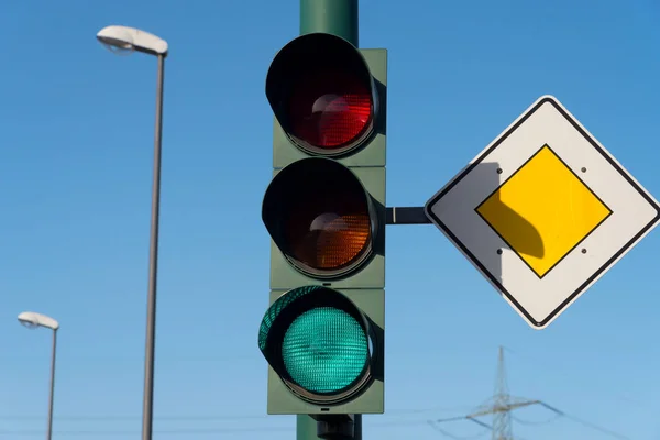 A traffic light points to green