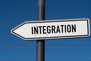 Yabancıların entegrasyonu yönünde bir tabela