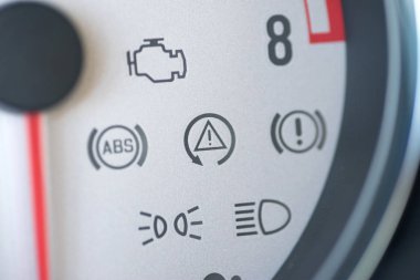 Gösterge ışıkları bir arabada bir göz