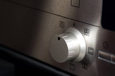 Bir elektrikli soba bir mutfak