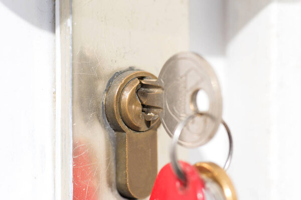 Дверной замок на двери квартиры и ключи
