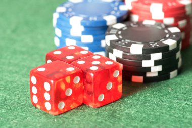 Kumarhane fişleri ve zarları