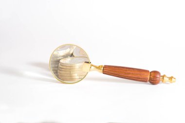 Bir büyüteç ve birçok euro coins