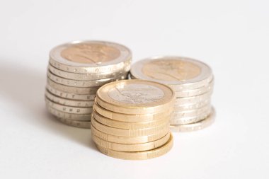 beyaz zemin üzerinde birçok euro coins