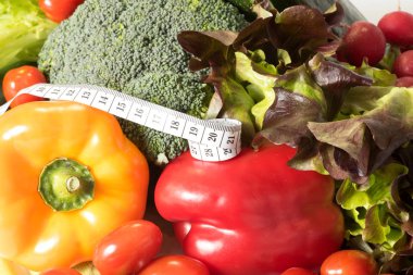 Bir ölçüm bandı ve çeşitli sebze diyet için