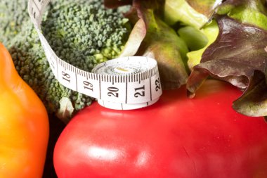 Bir ölçüm bandı ve çeşitli sebze diyet için