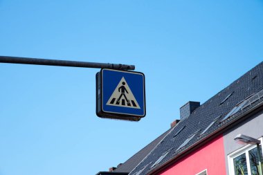 Bir yaya geçidi için trafik işaretleri