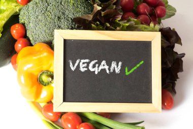 Çeşitli sebze ve kelime vegan tebeşir kurula