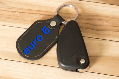Künye Euro 6 ile bir araba anahtarı ve bir anahtar fob