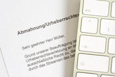 Bir bilgisayar ve bir telif hakkı ihlali akış sonra dikkat edin