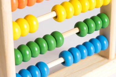 Renkli boncuklar ile geleneksel bir abaküs