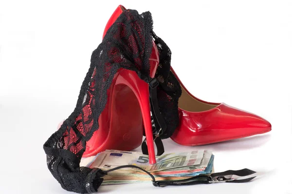 红色高跟鞋 内衣和许多欧元钞票 — 图库照片