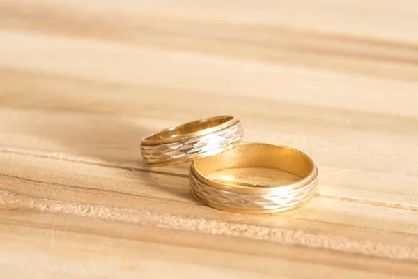 Dva Zlaté Snubní Prsteny Dřevěný Stůl — Stock fotografie
