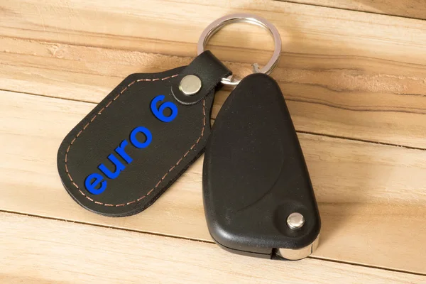 A car key and a key fob with the imprint Euro 6