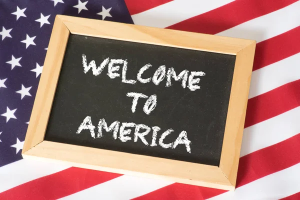 Amerikanische Flagge Und Kreidetafel Mit Dem Wort Welcome America — Stockfoto