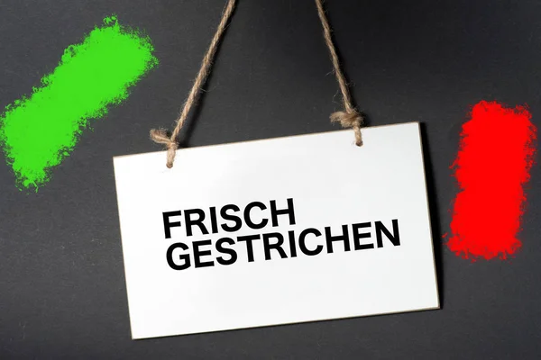 Eine Tafel Mit Dem Slogan Frisch Bemalt Und Lackspuren Einer — Stockfoto