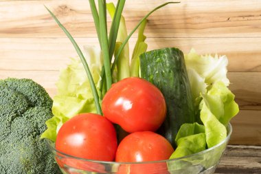 Mutfak masasının üzerinde çeşitli, renkli sebze