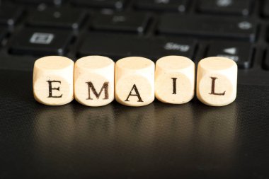 Bir bilgisayar ve word e-posta