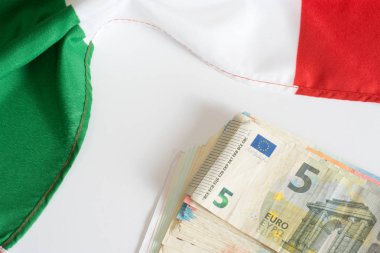 İtalyan bayrağı ve euro faturaları