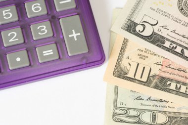 Amerikan Doları ve bir hesap makinesi