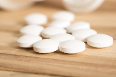 bir tabloda tabletleri