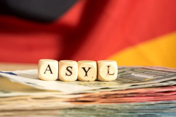Flagga Tyskland Euron Räkningar Och Ordet Asyl — Stockfoto
