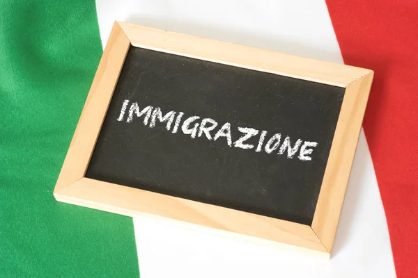 Italiaanse Vlag Een Krijt Karton Met Het Italiaanse Woord Voor — Stockfoto