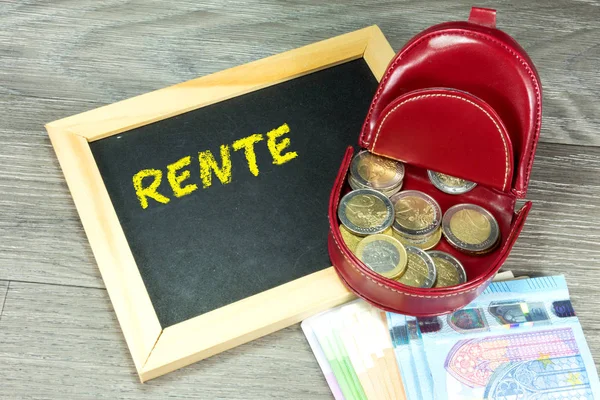 Bir çanta, euro nakit ve bir tebeşir tahtası kelime emeklilik ile