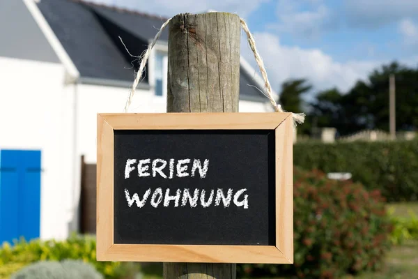 Ein Haus Und Eine Kreidetafel Mit Dem Wort Ferienhaus — Stockfoto