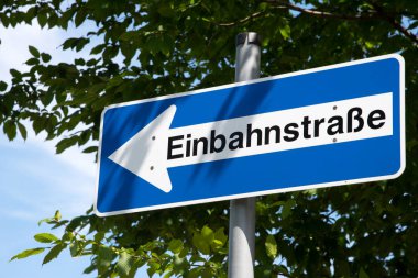 Tek yönlü bir yol gösteren bir yol işaret