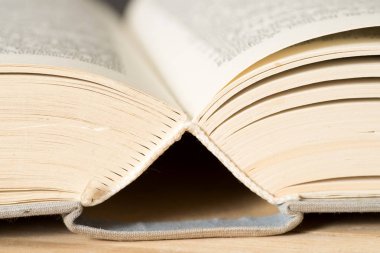eski açık bir kitap