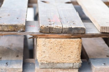 Bir depoda yığılmış euro palet