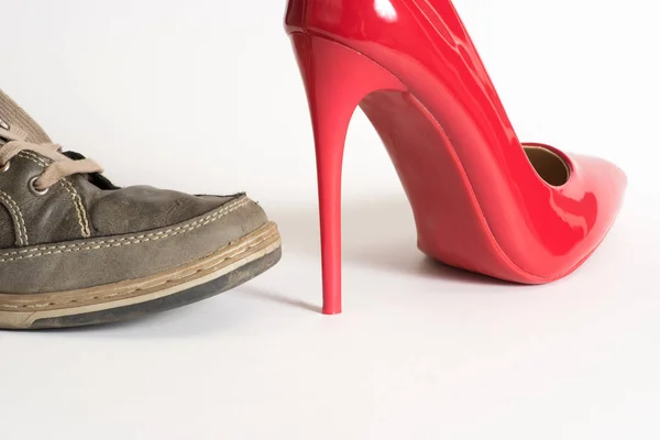 男士鞋和红高跟鞋妇女鞋 — 图库照片