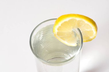 Bir bardak su ve bir dilim limon.