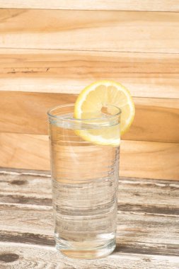 Bir bardak su ve bir dilim limon.