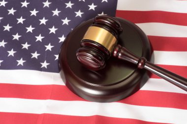ABD bayrağı ve bir yargıç tokmak