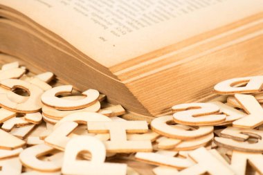 Eski bir kitap ve ahşap mektupları