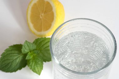 Bir bardak maden suyu, limon ve nane yaprağı
