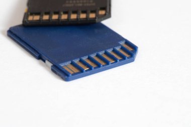 Beyaz bir arka plan üzerinde iki bellek kartları