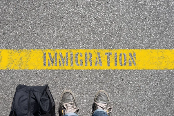 Чоловік Валізою Імміграцією — стокове фото