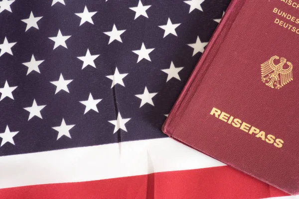 Usa 的国旗和德国护照 — 图库照片