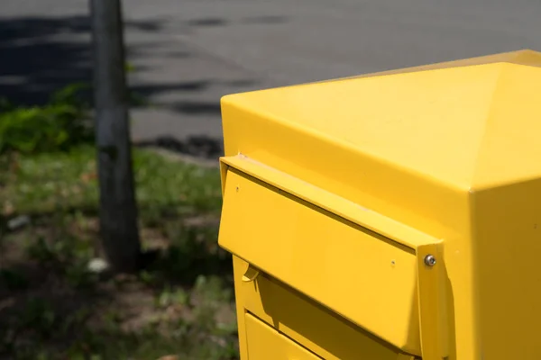 Uma Caixa Correio Amarela Uma Rua — Fotografia de Stock