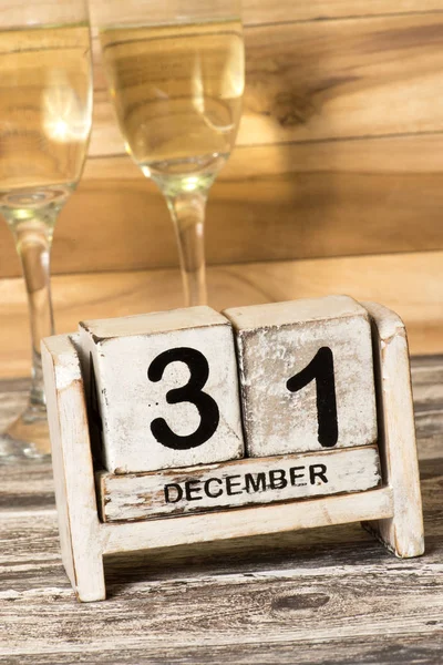 Şampanya Veya Şampanya Cam New Year Eve Üzerinde Bir Takvim — Stok fotoğraf