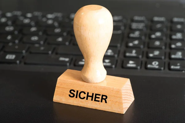 Einen Computer Und Einen Stempel Mit Dem Wort Safe — Stockfoto