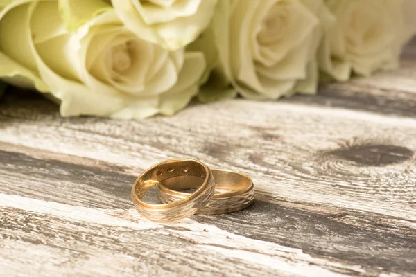 Dva Snubní Prsteny Bílé Růže — Stock fotografie