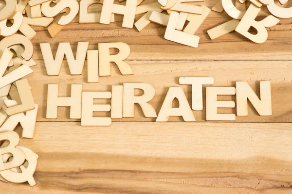 Eine Hochzeitsdekoration Und Der Text Den Wir Aus Holzbuchstaben Heiraten — Stockfoto