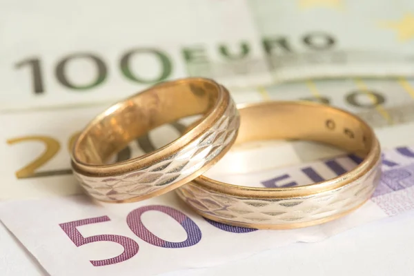 Two Wedding Rings Euro Bills — Stock Photo, Image